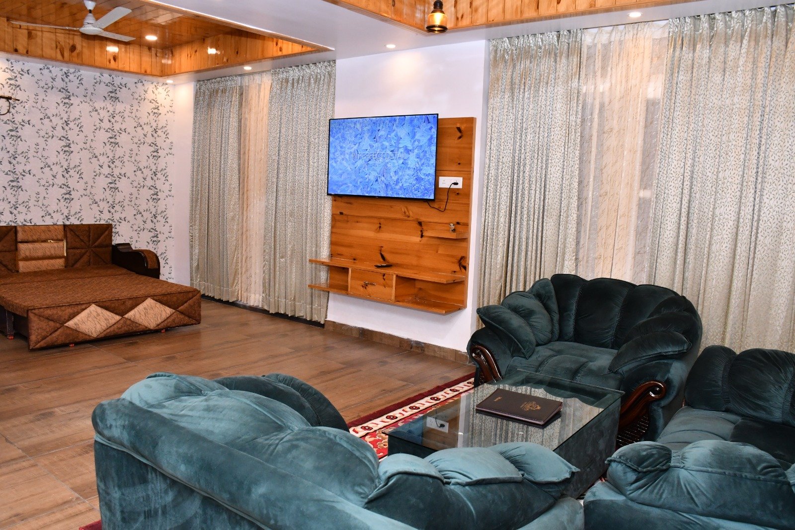 Maharaja Suite - Hotel The Crown Dharamshala